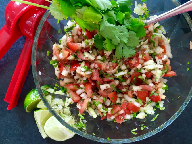 Pico de gallo. En grov salsa der er god til grill og sommer.